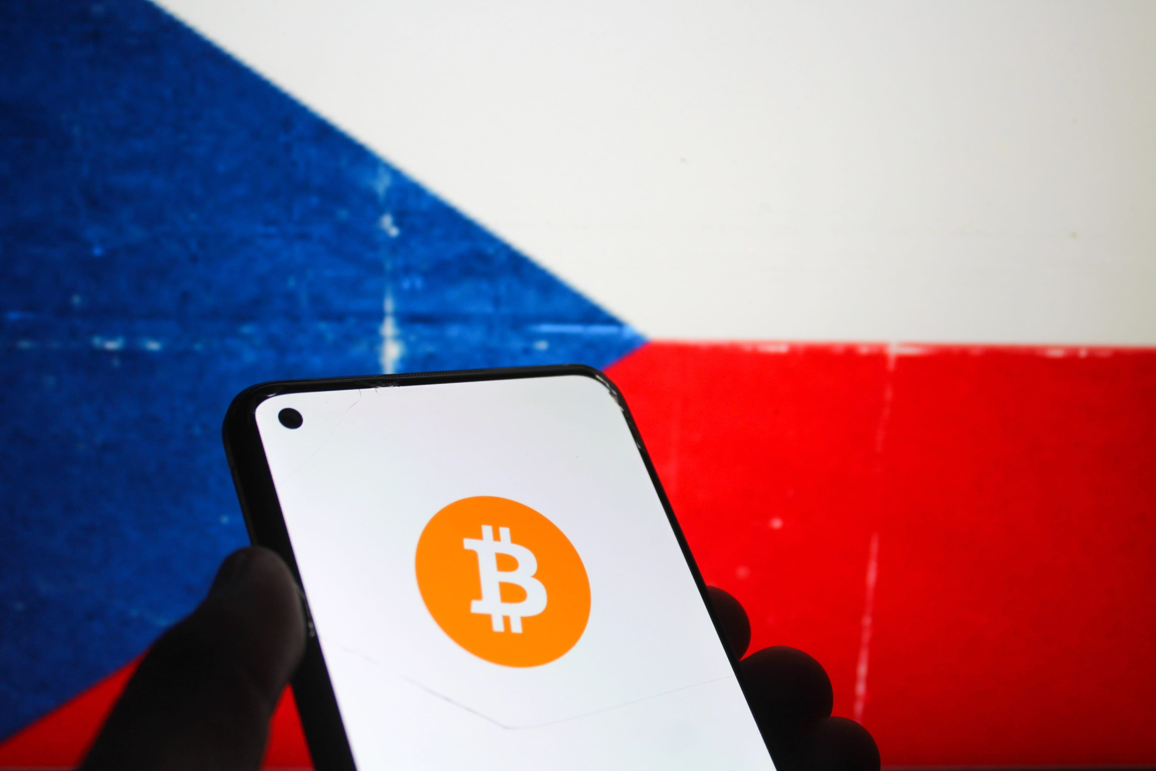 Bitcoin,Logo,On,A,Smartphone,Screen,And,Czech,Republic,Flag