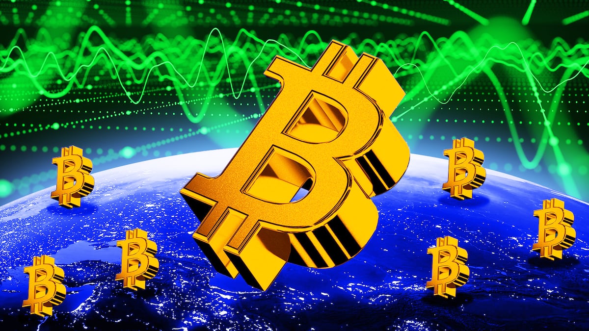 Bitcoin ‘bottom in’ as ETF traders dump $800 million